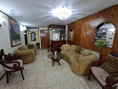 Casa en Venta de 2 Departamentos en Lomas de Urdesa J. m.