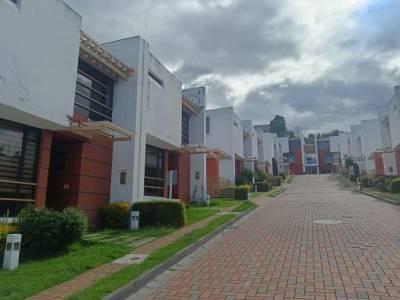 Cumbaya, San Juan de Cumbaya, Conjunto Privado, Casa Adosada a un Solo Lado