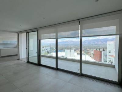 Arriendo Lindo Departamento San Juan Cumbaya, 260 m 3 Dorm. Terraza