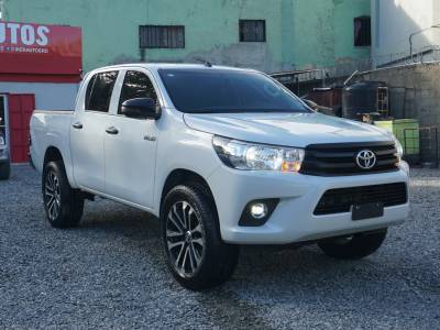 Toyota Hilux B&aacute;sico 2023