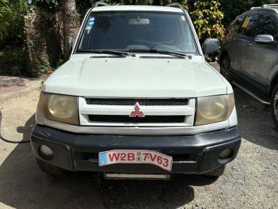 Mitsubishi Montero iO 2000