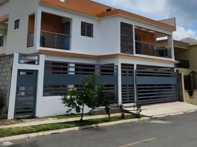Casa moderna y amplia en residencial cerrado